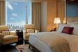 Schlafzimmer in einer Suite im The Ritz-Carlton, Toronto.