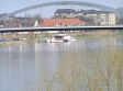 Foto zeigt: Die Weser mit der Weserbr�cke und angelegten Raddampfer

Die Weser war und ist eine der wichtigsten Lebensadern der Stadt Minden. Der Fluss und die sich hier kreuzenden Handelsstra�en trugen neben der Position als Bischofssitz entscheidend dazu bei, dass sich die Stadt im Mittelalter zu einem bedeutenden geistigen und wirtschaftlichen Zentrum im Nordwestdeutschen Raum entwickelte.