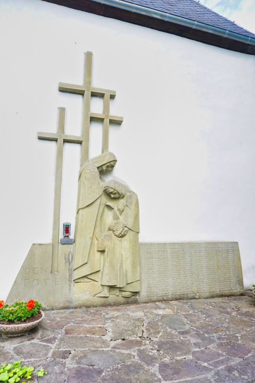 Kriegerdenkmal Außenfassade Kirche Mariä Heimsuchung Brilon Hoppecke