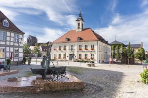 Rathaus und Brunnen
