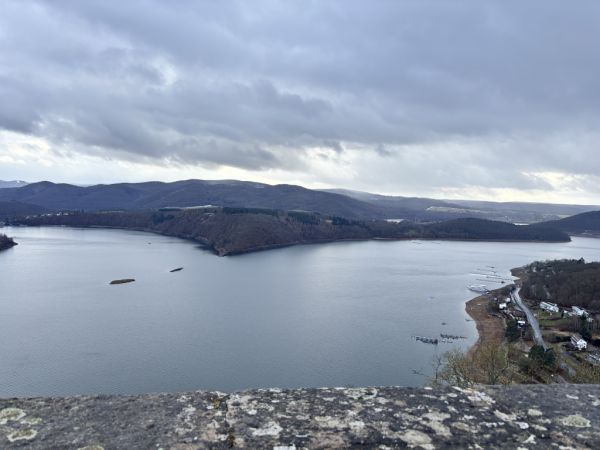 Ausblick vom Schloss Waldeck auf den Edersee und das Umland (Kellerwald-Edersee).

