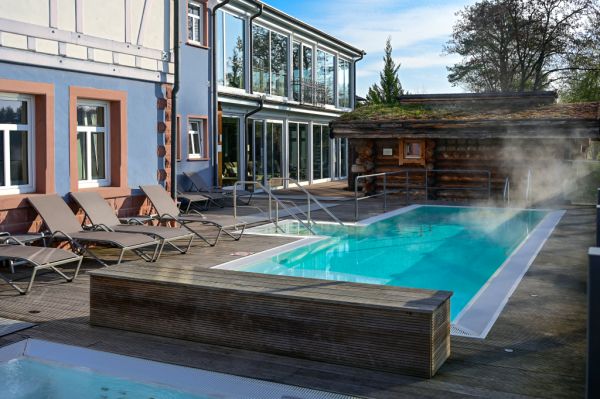 Außenpool mit Massagedüsen im Seehotel Niedernberg.
