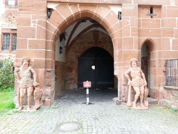 Statuen am Schlosstor