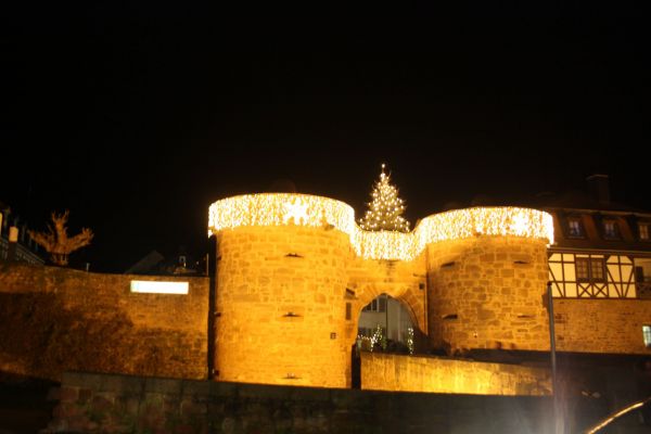 Das Jerusalemer Tor von Büdingen weihnachtlich geschmückt