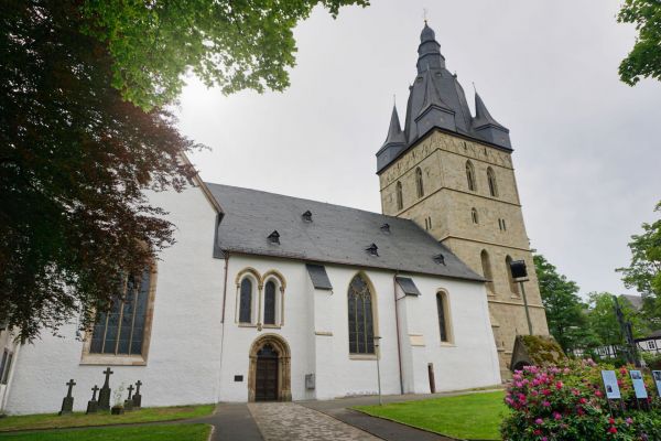 Nordfassade Westturm Probsteikirche Brilon