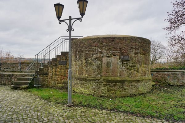 Das Rondell hinter der Totenkirche