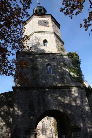 Der achteckige Turm mit Zwiebelhaube, hier auf dem Bild, wurde 1629 auf das Torhaus der spätmittelalterlichen Wehrmauer gesetzt