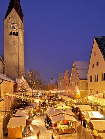 Kaufbeurer Weihnachtsmarkt mit der katholischen St.-Martins-Kirche