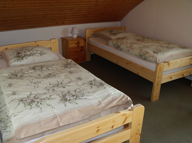 Das Schlafzimmer mit zwei Einzelbetten.