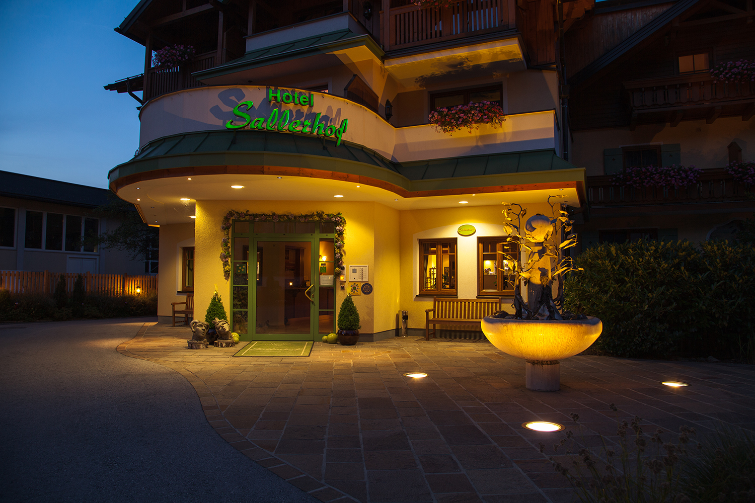 Eingang zum Hotel Garni Sallerhof bei Nacht