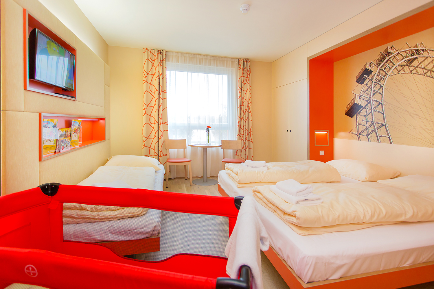 Zimmer mit Gitterbett im JUFA Wien City Hotel
