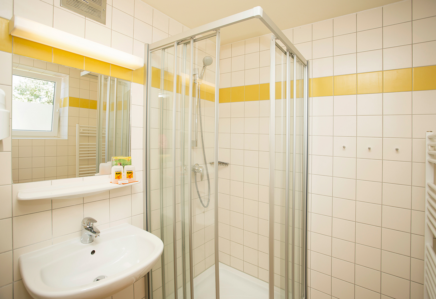 Badezimmer im JUFA Salzburg City Hotel