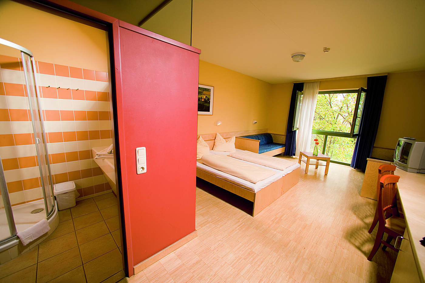 Zimmer mit Badezimmer im JUFA Graz City Hotel