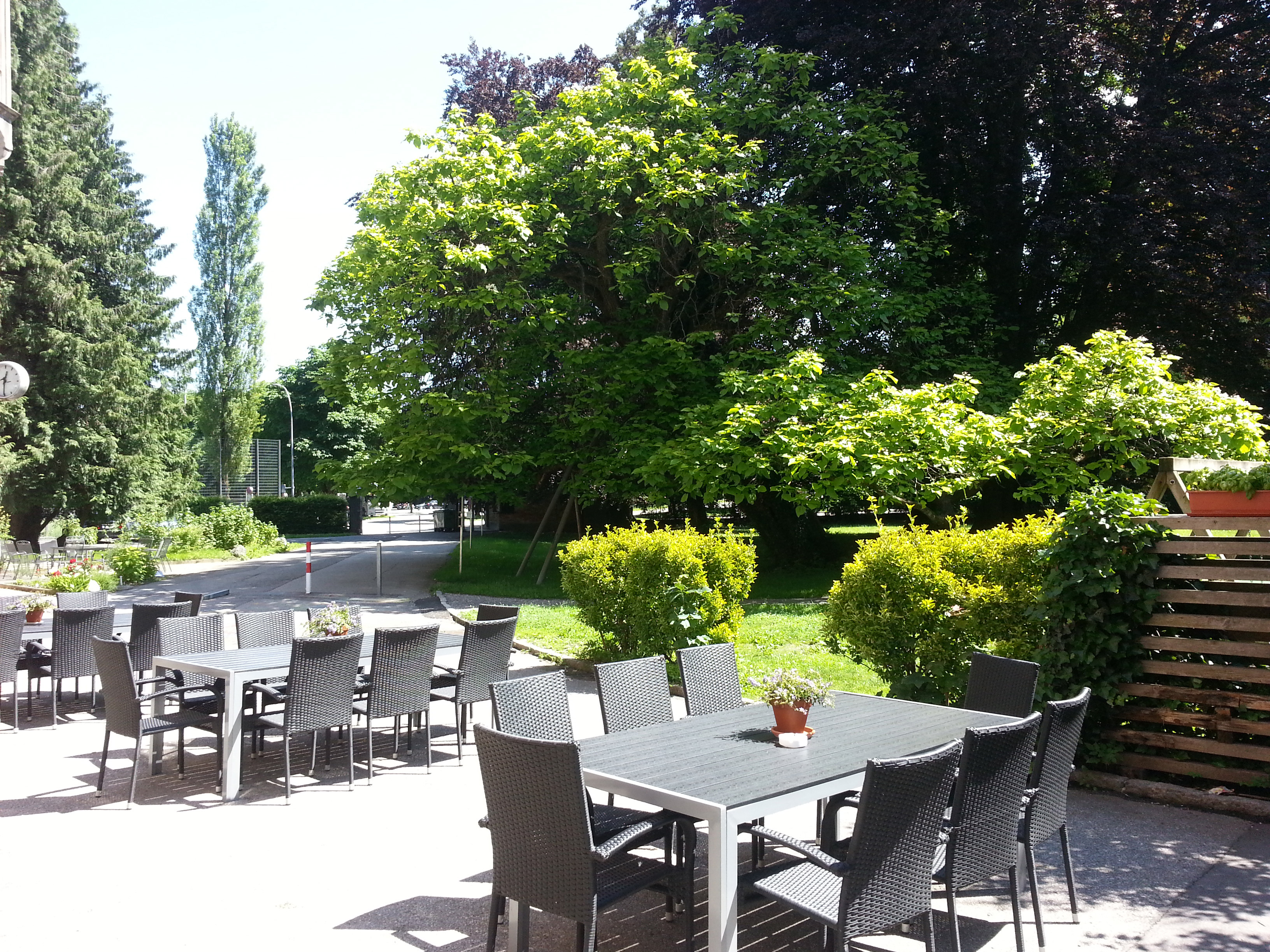 Terrasse und Garten im JUFA Hotel Bregenz am Bodensee