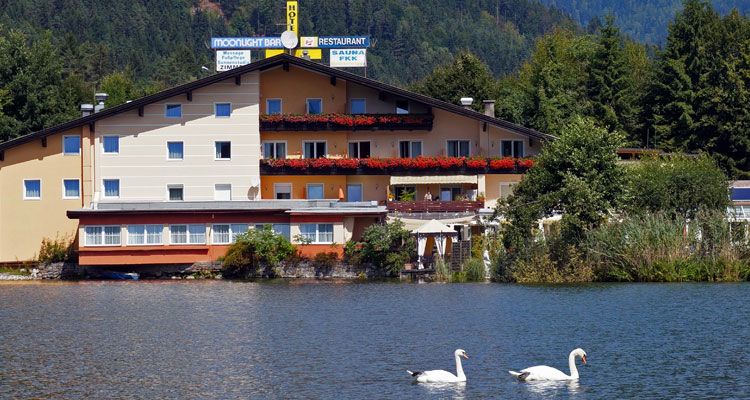 Blick auf das Hotel Seestuben von der gegenüber liegenden Seeseite
