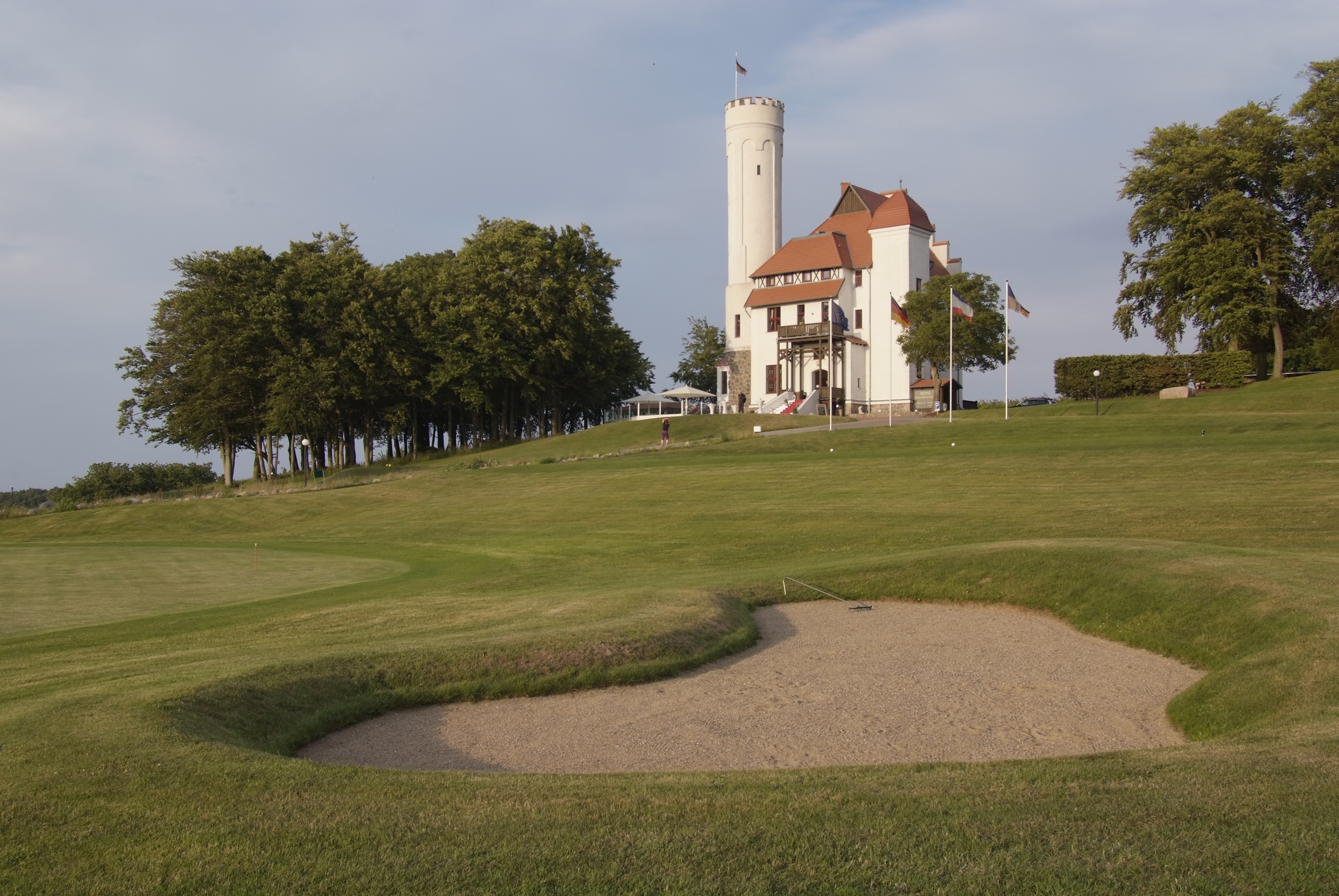 Hotel Schloss Ranzow mit Golfplatz im Vordergrund.
