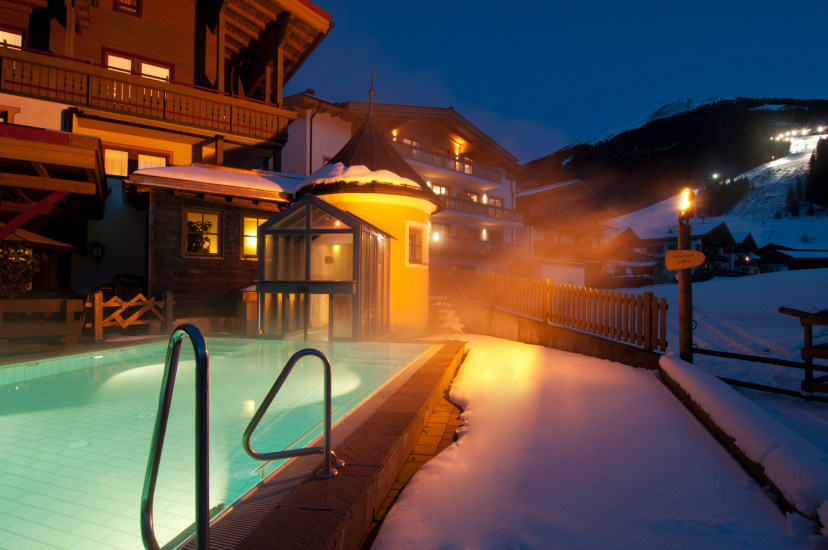 Beheizter Panorama-Außenpool des Hotel Hasenauer in 5754 Saalbach Hinterglemm.