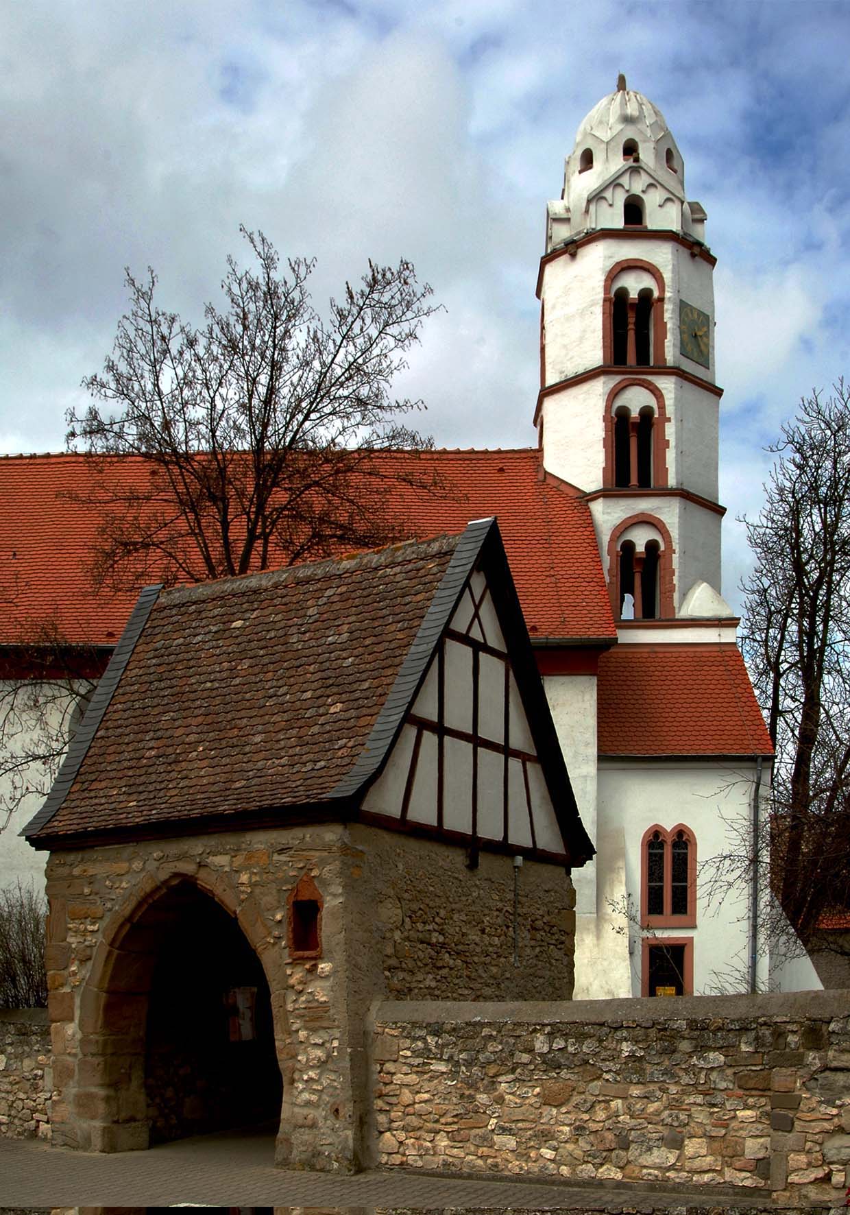 Blick auf die evangelische Kirche (Heidenturmkirche) in Dittelsheim-Hessloch.
