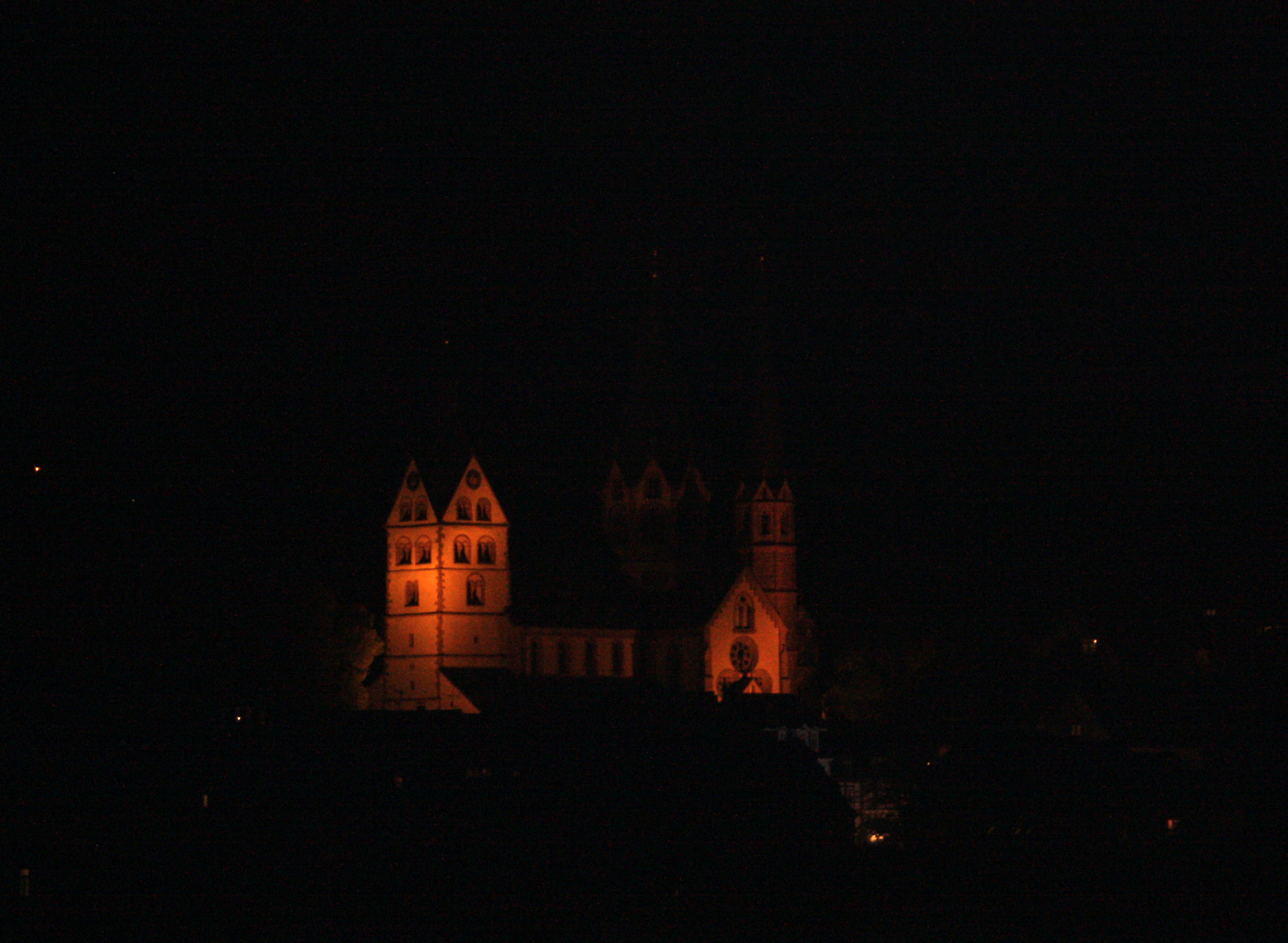 Marienkirche Gelnhausen bei Nacht.
