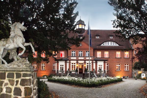 Hotel Schloss Basthorst im gleichnamigen Crivitzer Ortsteil Basthorst.
