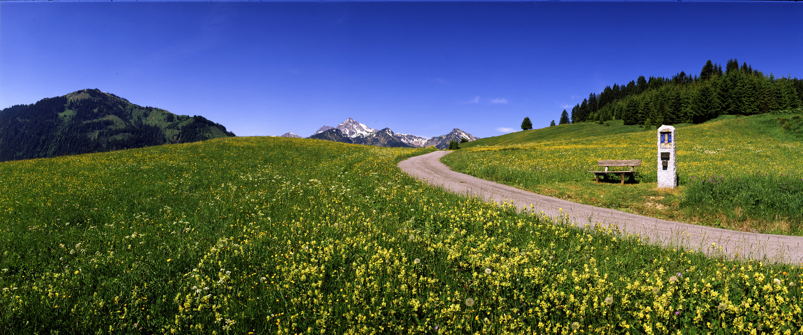 Der Vater-Unser-Weg im Tannheimer Tal mit Blick auf das Geißhorn
