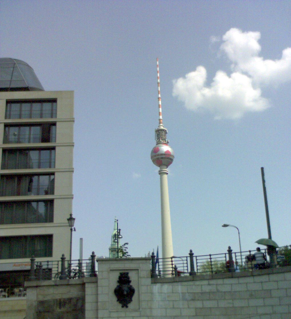 Der Fernsehturm von Berlin ist das höchste Gebäude der Hauptstadt. In den sechziger Jahren lässt die DDR-Führung den Fernsehturm errichten.