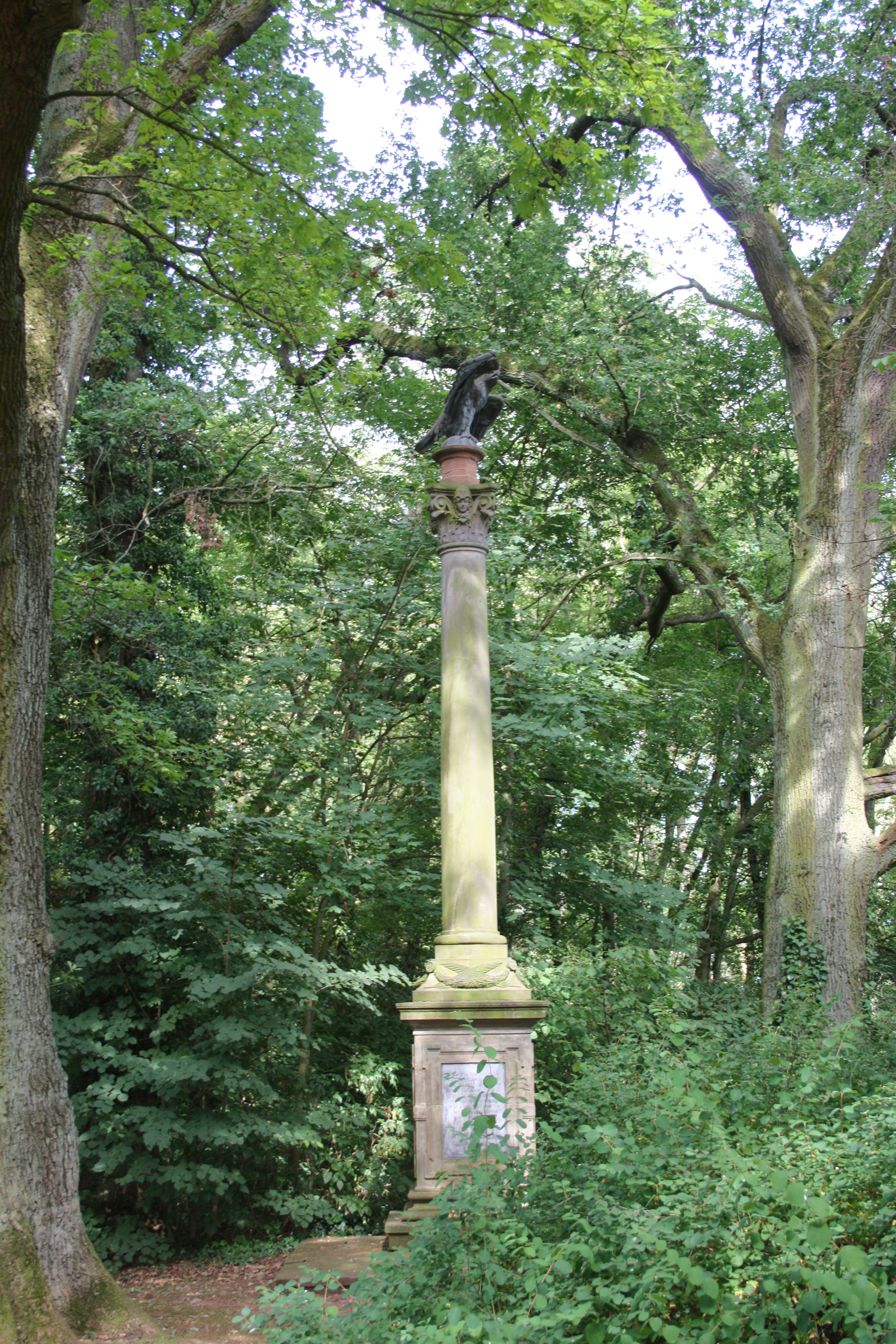 Auf dem ehemaligen Kirchhof, mittlerweile recht verwachsen hinter der Kirche, steht das Denkmal für die Gefallenen des deutsch/französischen Krieges 1870/71 (Die Schlacht von Sedan).