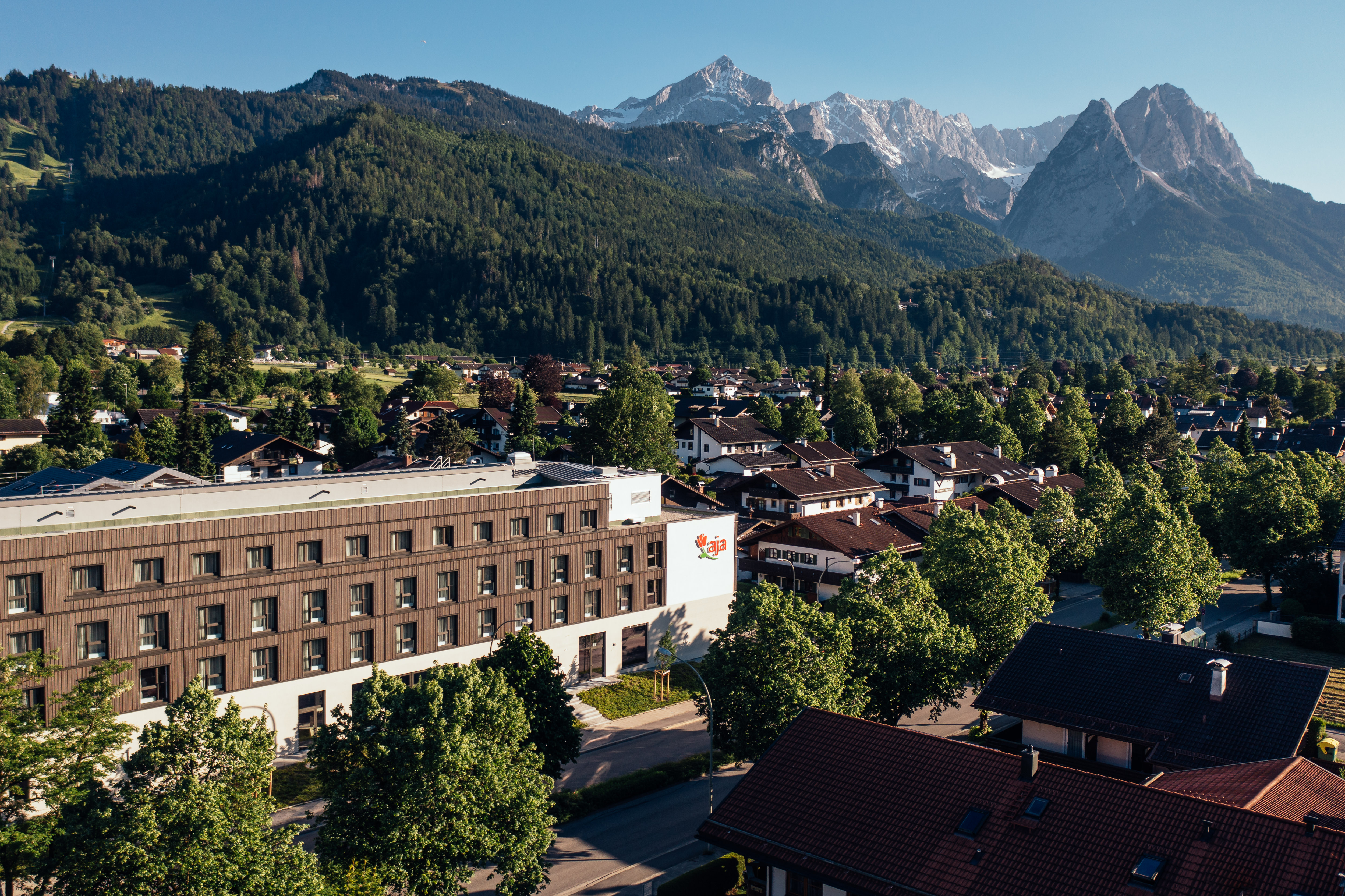 Luftbild vom aja Resort, Garmisch-Partenkirchen.
