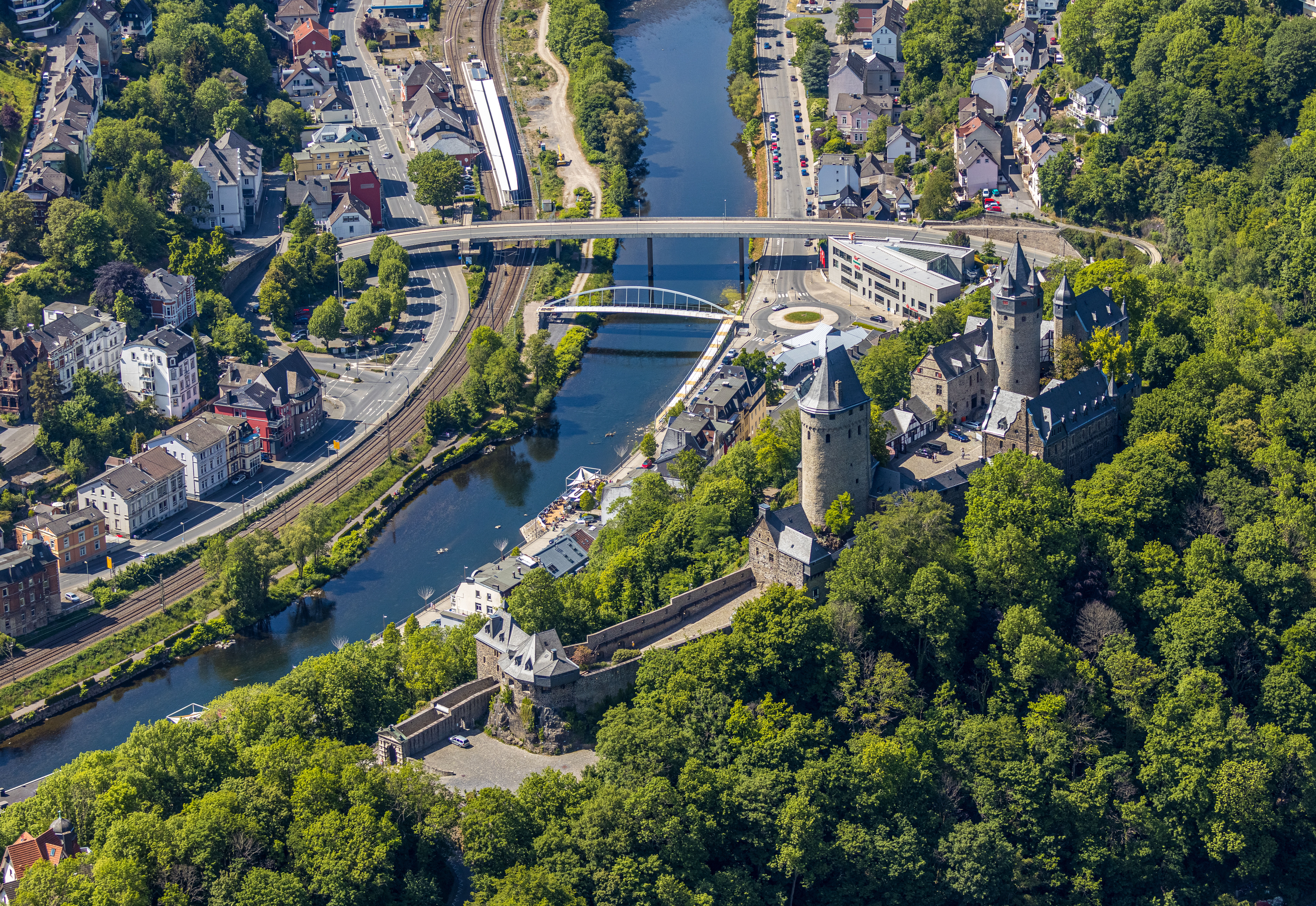 Altena Luftbild mit Burg, Fluss und Brücke.
