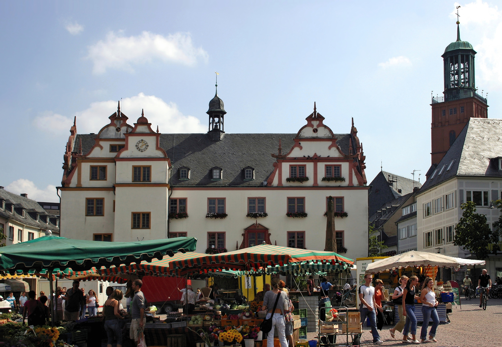 Altes Rathaus mit Wochenmarkt.
