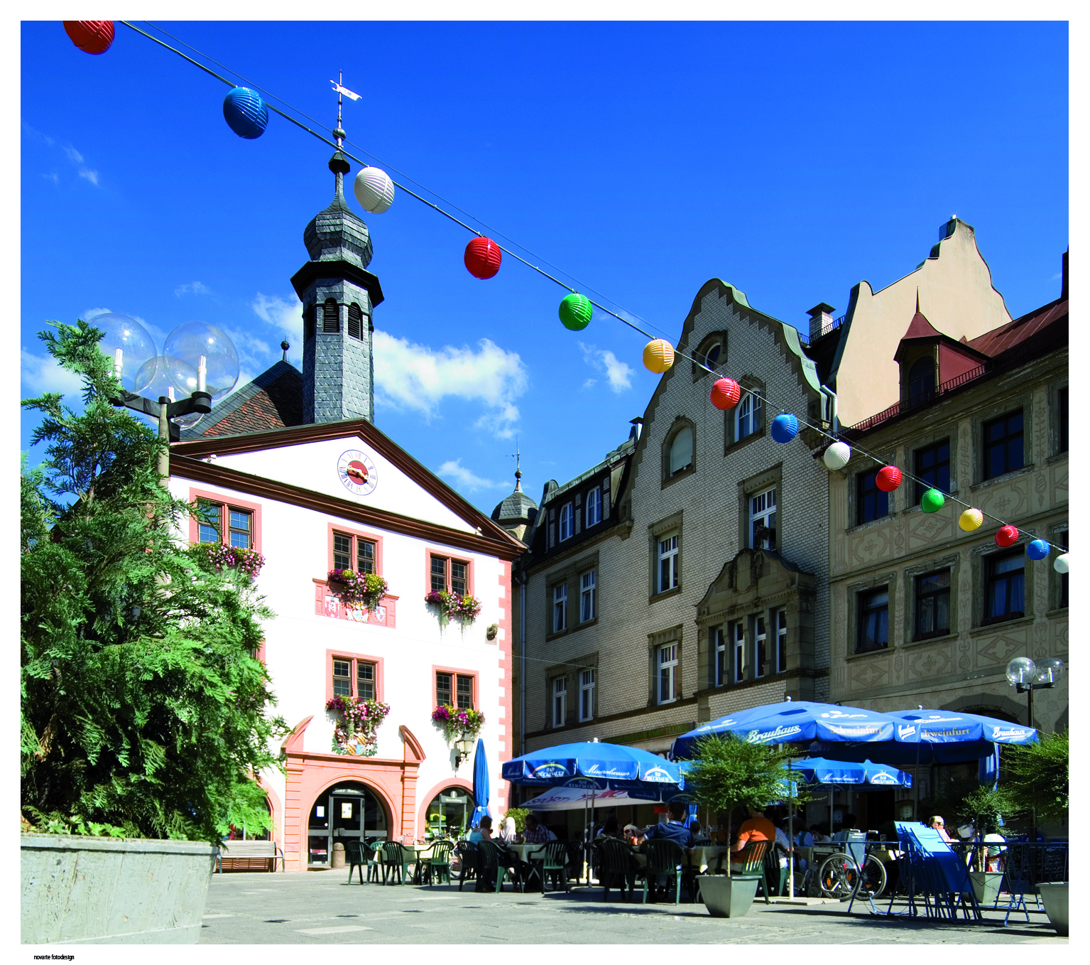 Das Alte Rathaus von Bad Kissingen mit Marktplatz.
