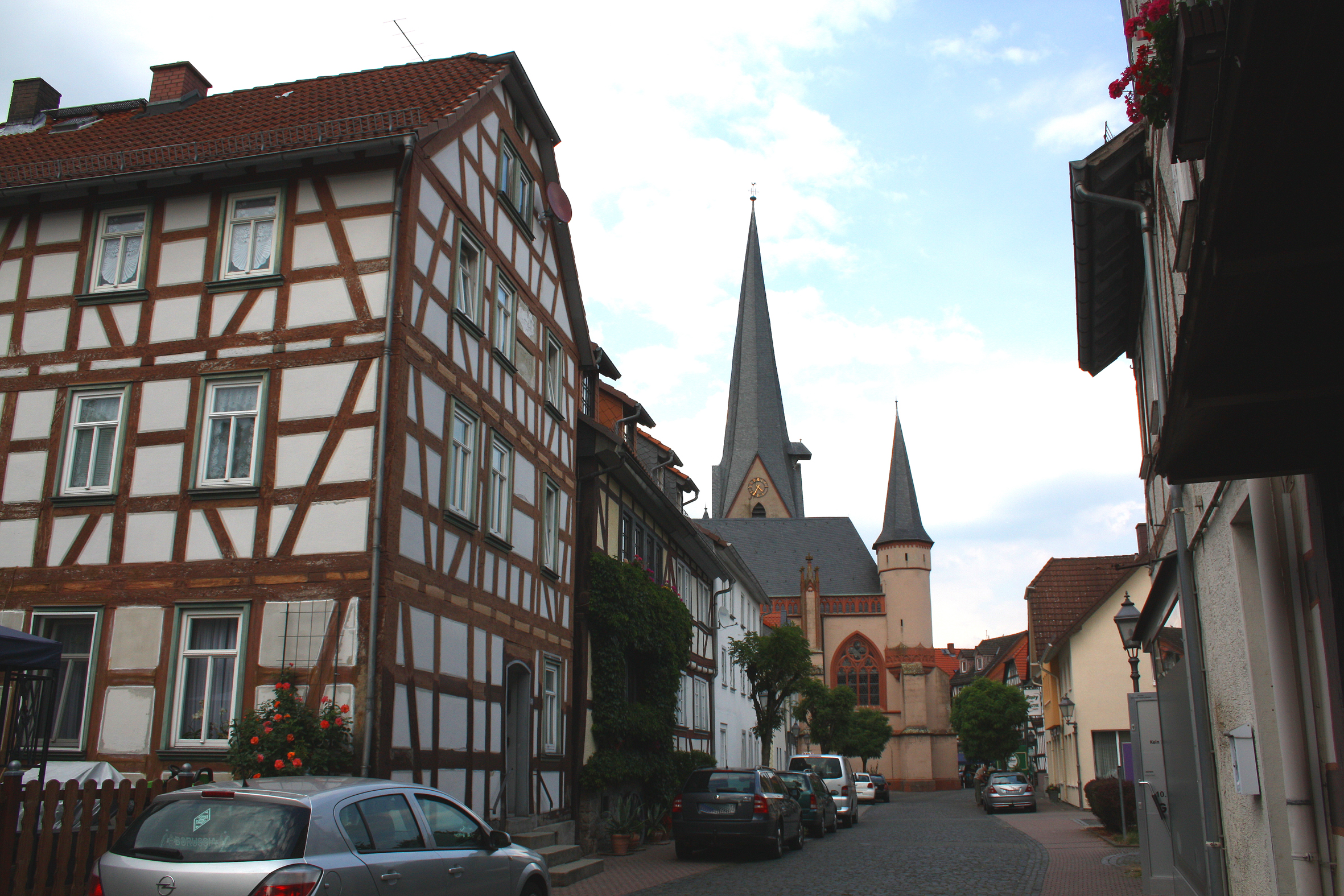 Blick auf die gotische Liebfrauenkirche in Schotten und deren malerischen Altstadt-Gassen.
