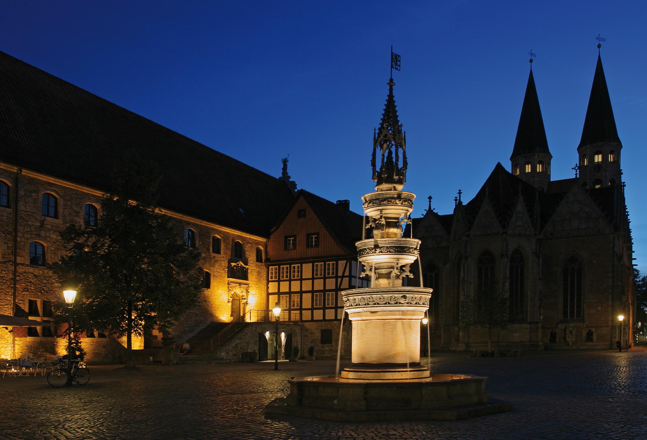 Der Altstadtmarkt von Braunschweig bei Nacht mit Marienbrunnen.
