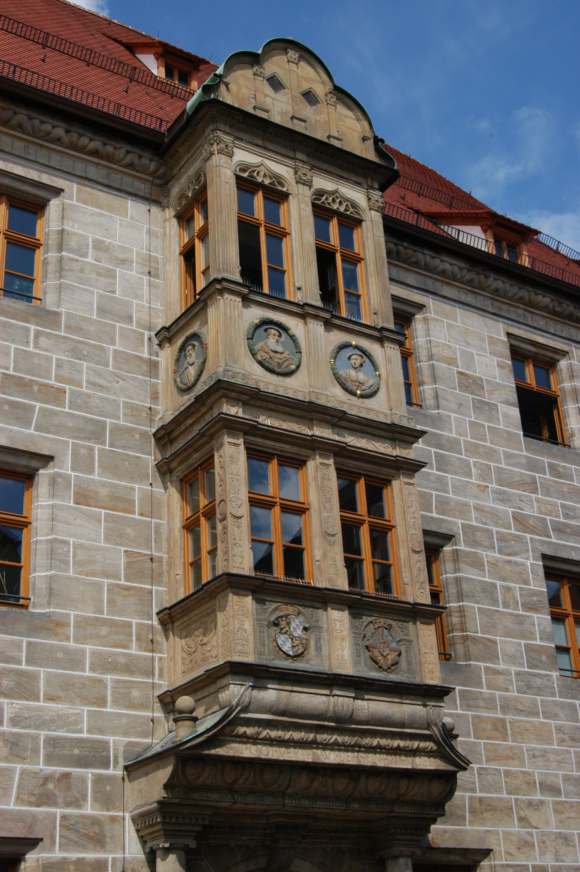 Zur Trennung von Hofhaltung und Verwaltung errichtete Kurfürst Friedrich II. in den Jahren von 1544 bis 1547 die kurfürstliche Regierungskanzlei, mit der die Renaissance in Amberg Einzug hielt - heute ist das historische Gebäude Sitz des Landgerichts.