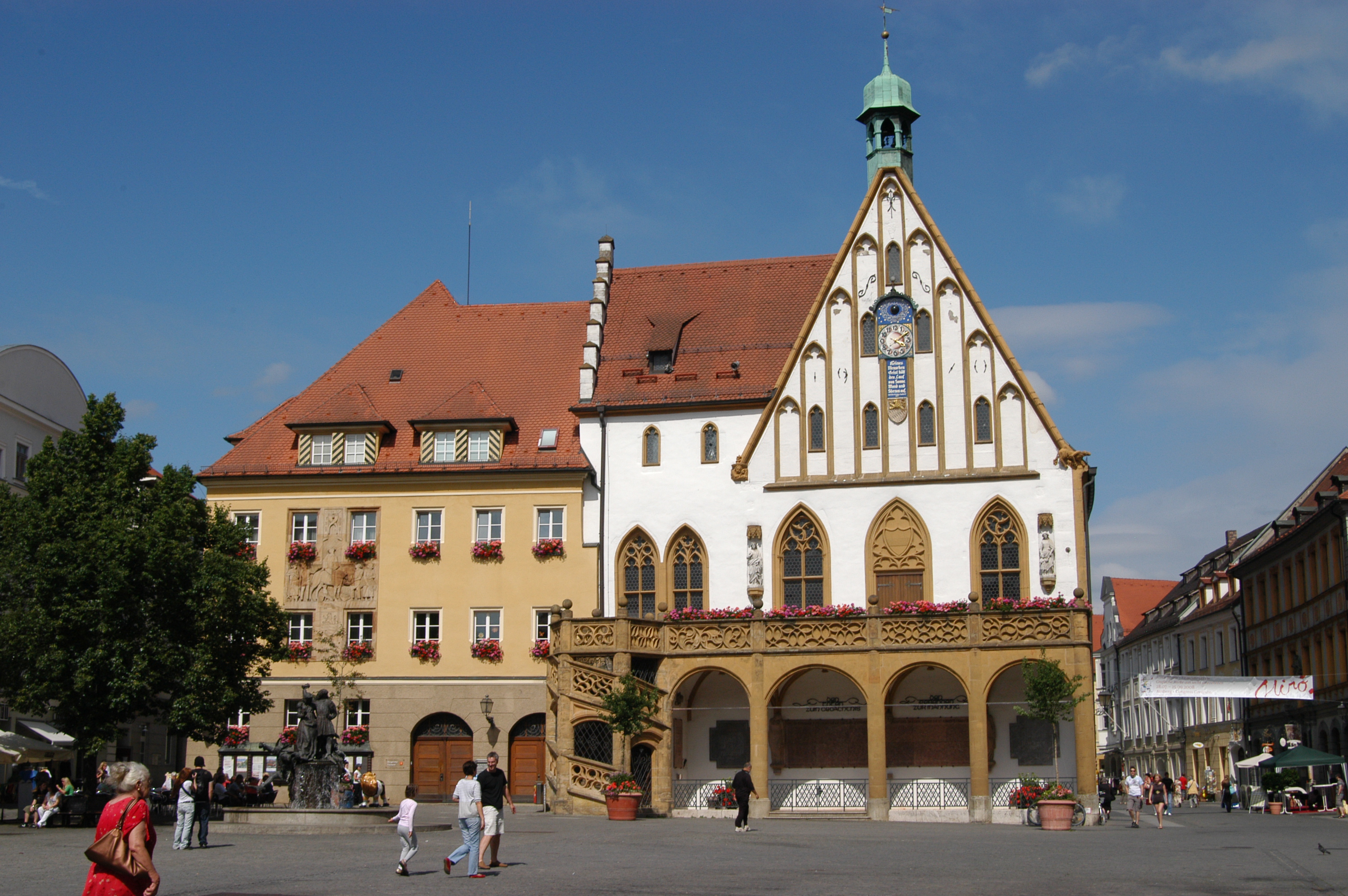 1348 erstmals schriftlich erwähnt, präsentiert sich der historische Teil des Rathauses in Amberg nach mehreren Umbaumaßnahmen im Stil der Spätgotik und der Renaissance und prägt das gesamte Erscheinungsbild des Marktplatzes der oberpfälzer Stadt.