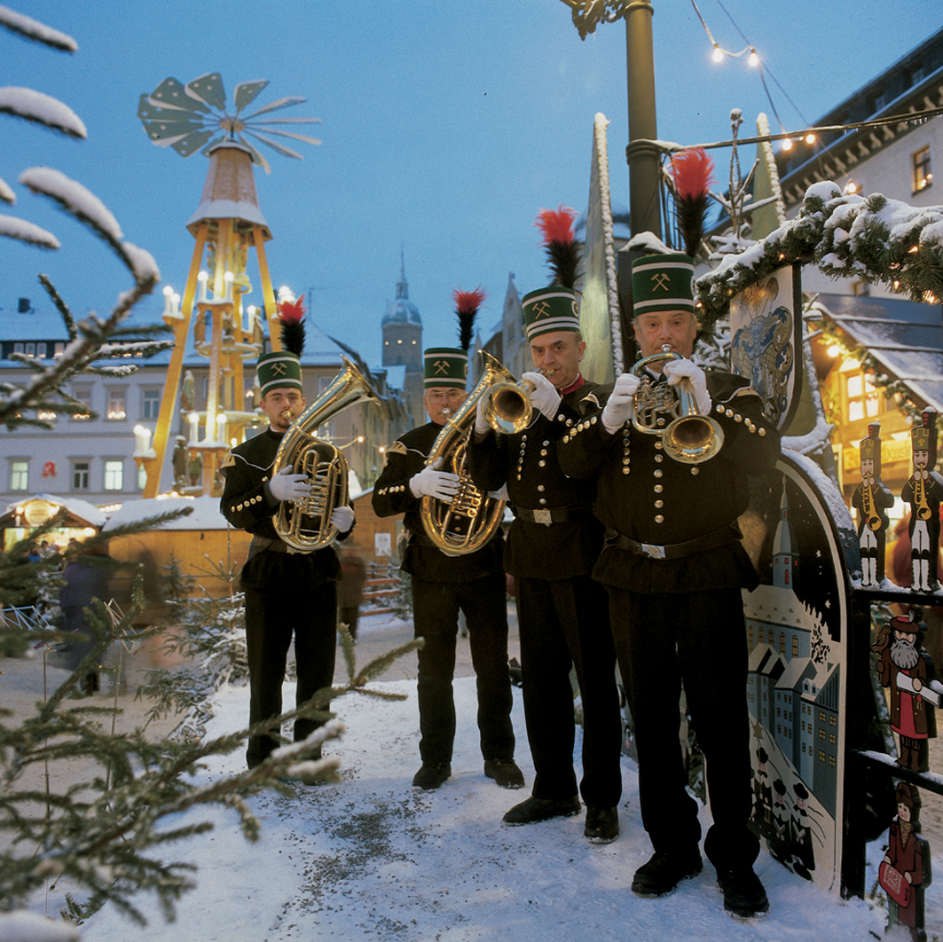 Der Annaberger Weihnachtsmarkt mit musikalischen Rahmenprogramm und der Pyramide mit einzigartigen Schnitzereien zur Stadtgeschichte.
