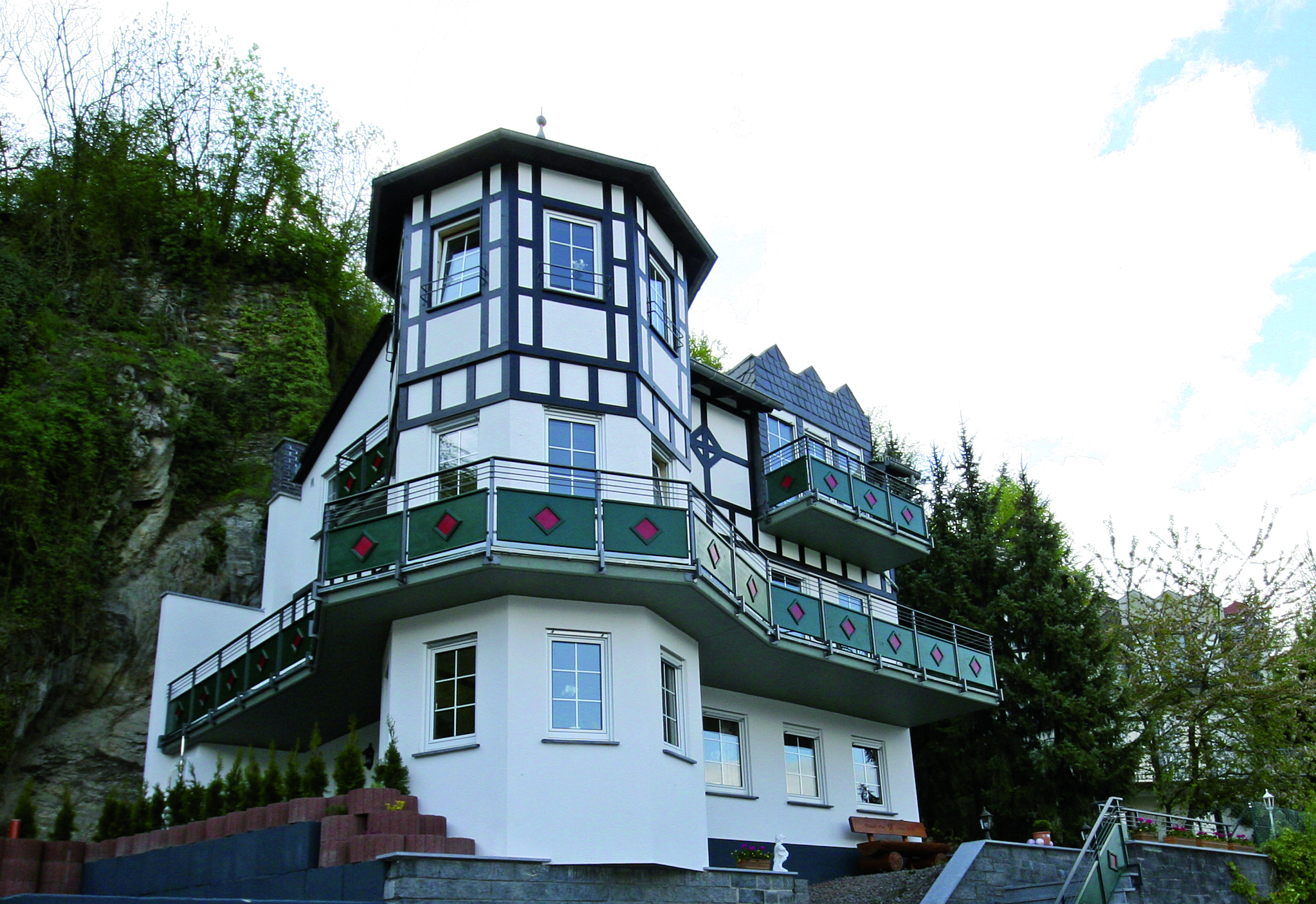 Drei getrennte Wohnungen stehen den Gästen im  separaten Fünf-Sterne-Appartementhaus auf dem Gut Rheinfels zur Verfügung.
