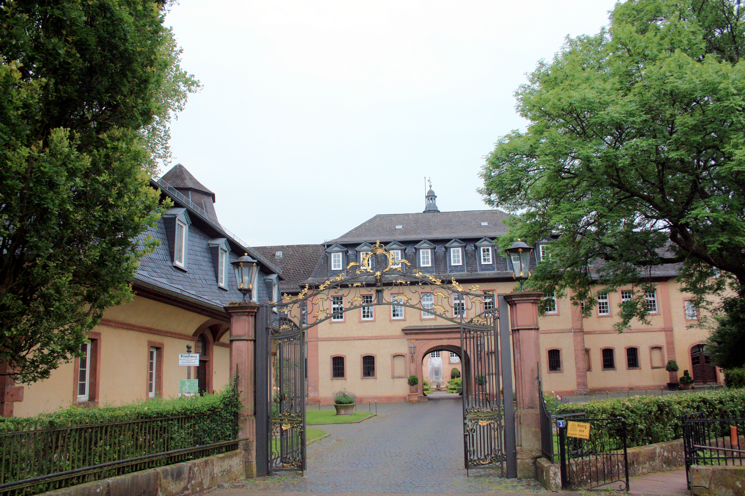 Archivbau und Eingangs-Portal vom Schloss Birstein.
