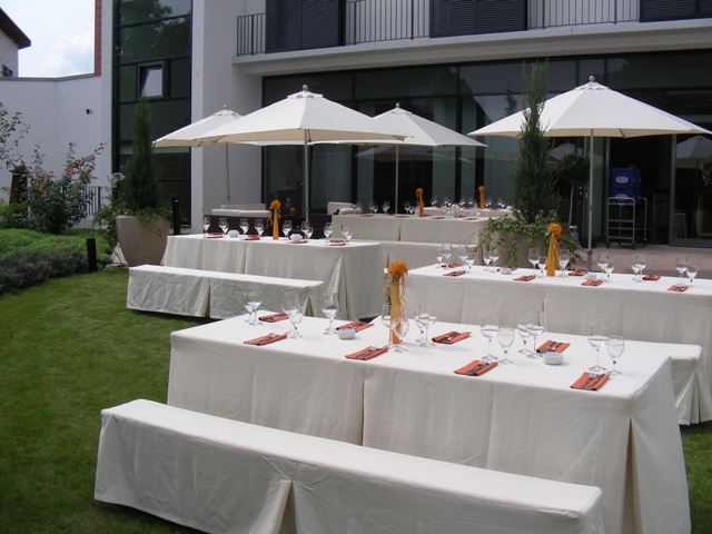 Terrasse vom Atrium Hotel Mainz mit Tagungsarrangement.
