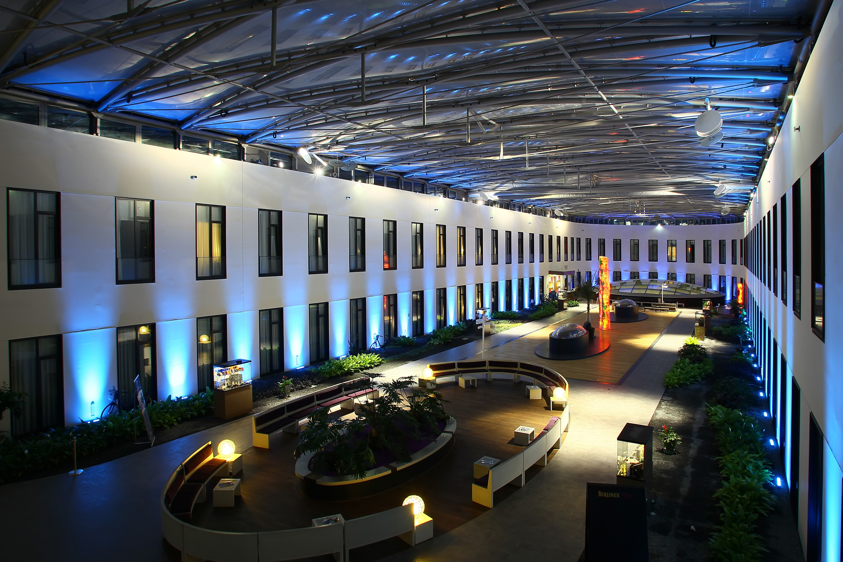Das Atrium des Best Western Premier Hotel Moa Berlin bei Nacht.
