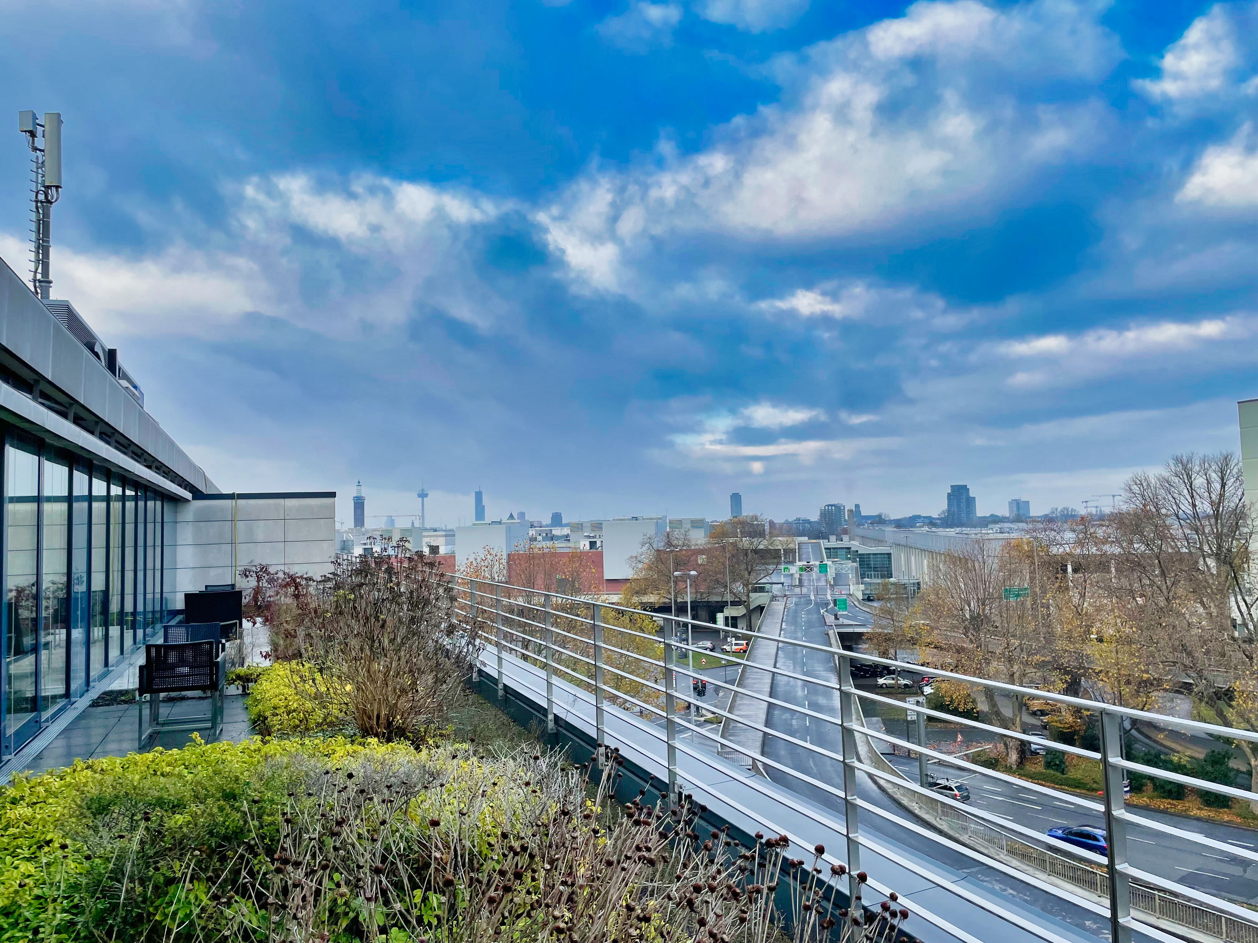 Ausblick von der eigenen Dachterrasse des Premium Zimmers im Radisson Blu, Köln.
