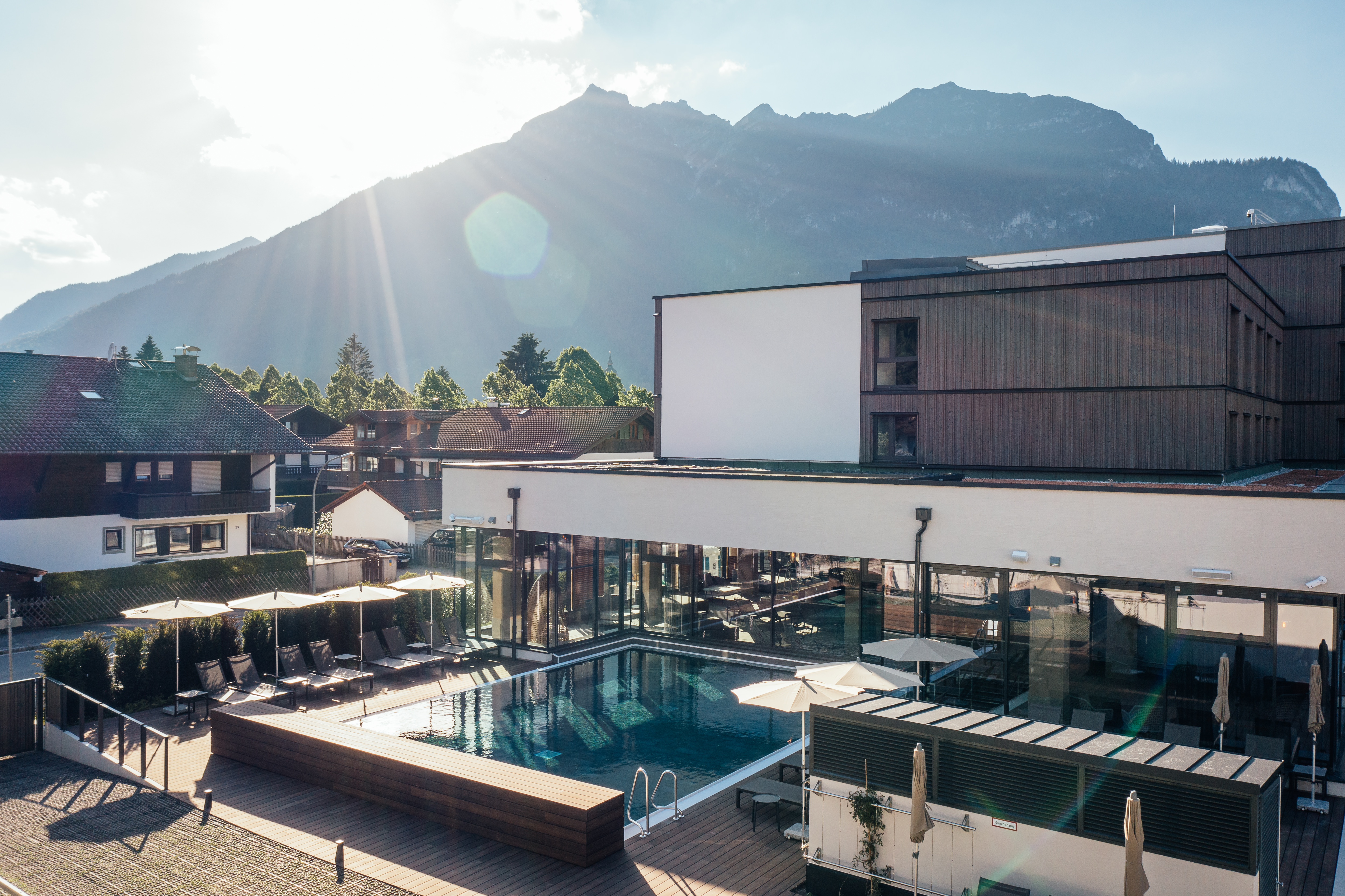 Außenansichten vom aja Resort, Garmisch-Partenkirchen.
