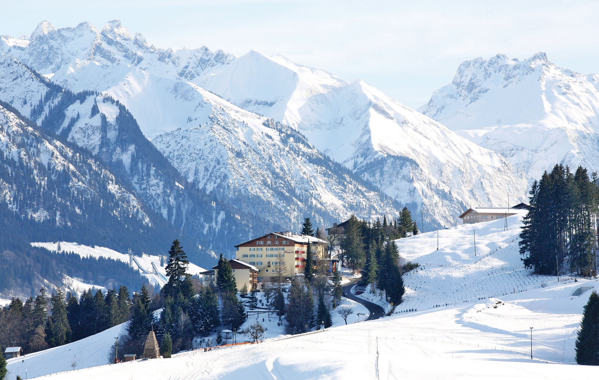 Außenansicht im Winter vom Hotel Tanneck, Fischen.
