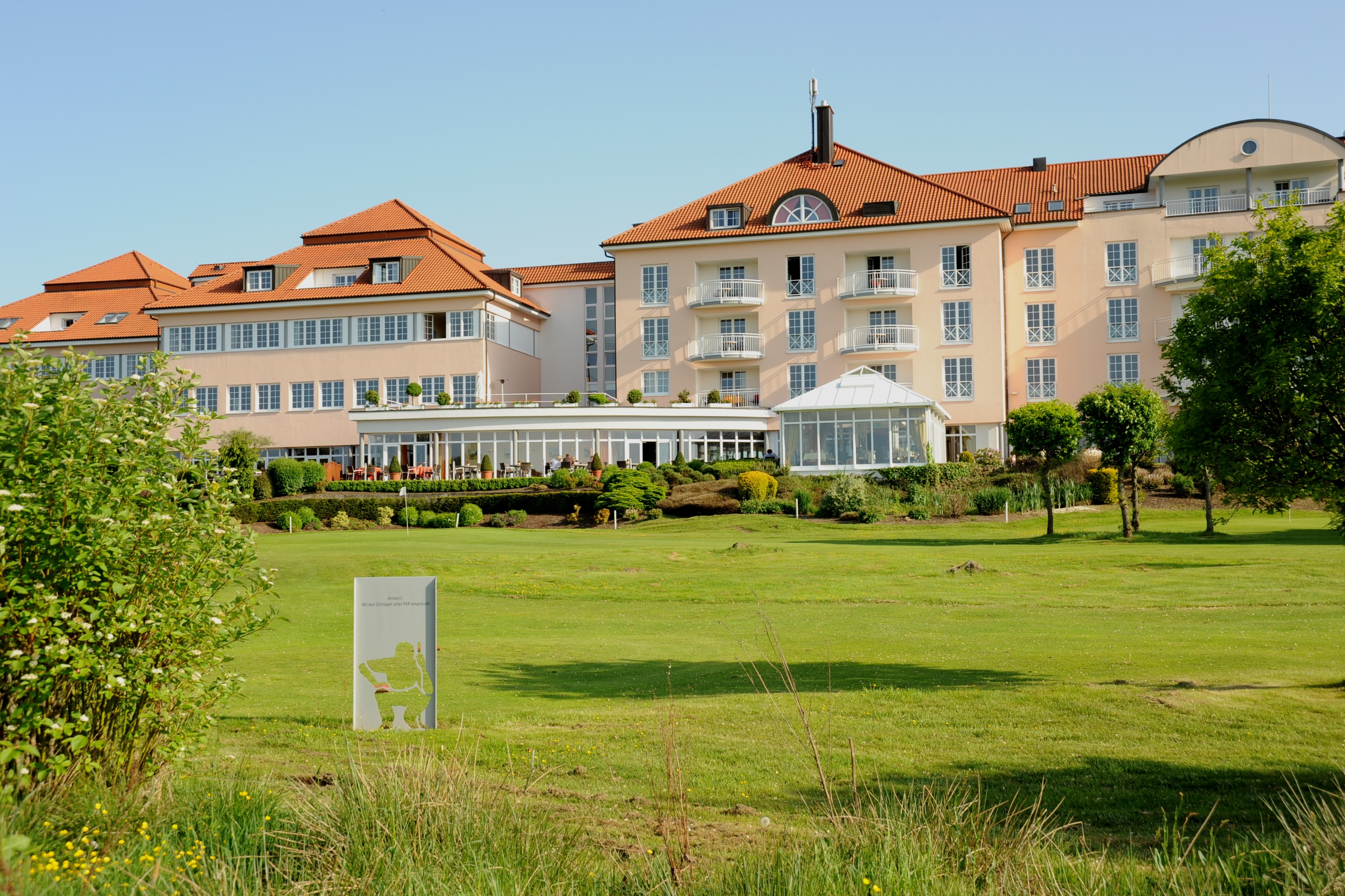 Aussenansicht des Lindner Hotel & Sporting Club Wiesensee in Westerburg.