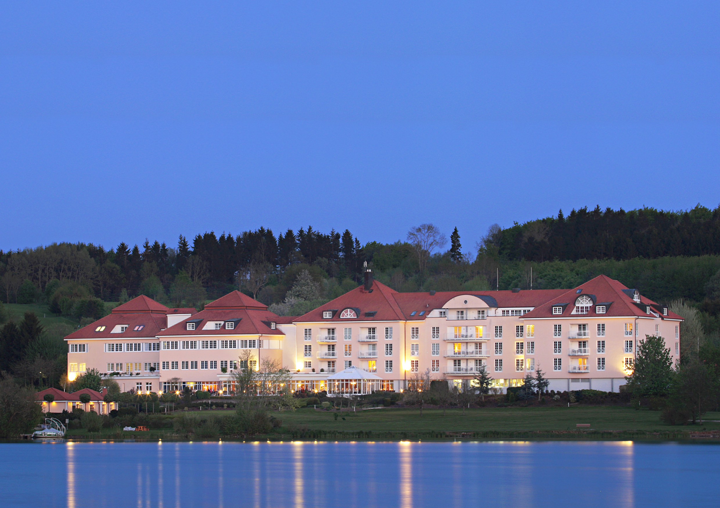 Aussenansicht des Lindner Hotel & Sporting Club Wiesensee in Westerburg bei Nacht.