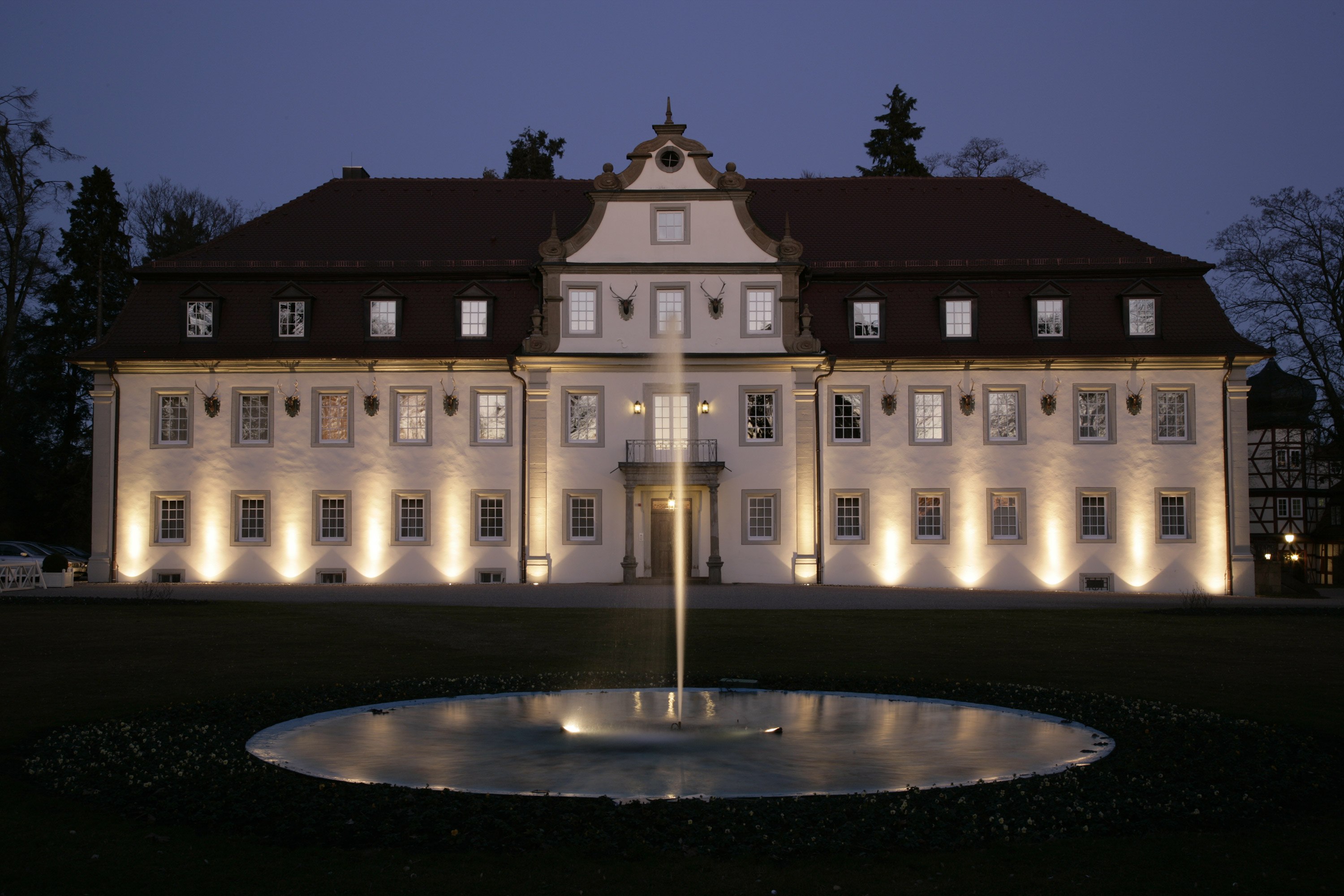 Jagdschloss Wald & Schlosshotel Friedrichsruhe bei Nacht, Zweiflingen. 
