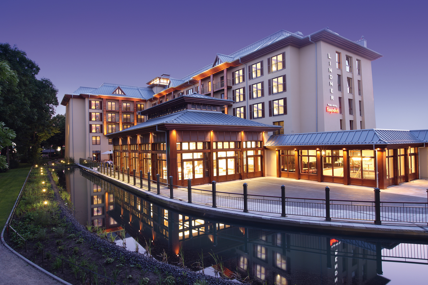 Außenansicht bei Nacht des Lindner Parkhotel Hagenbeck. 
