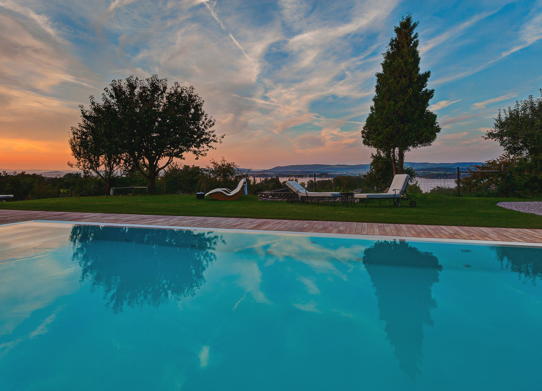 Im Hirschen-Garten: Pool mit Seeblick.
