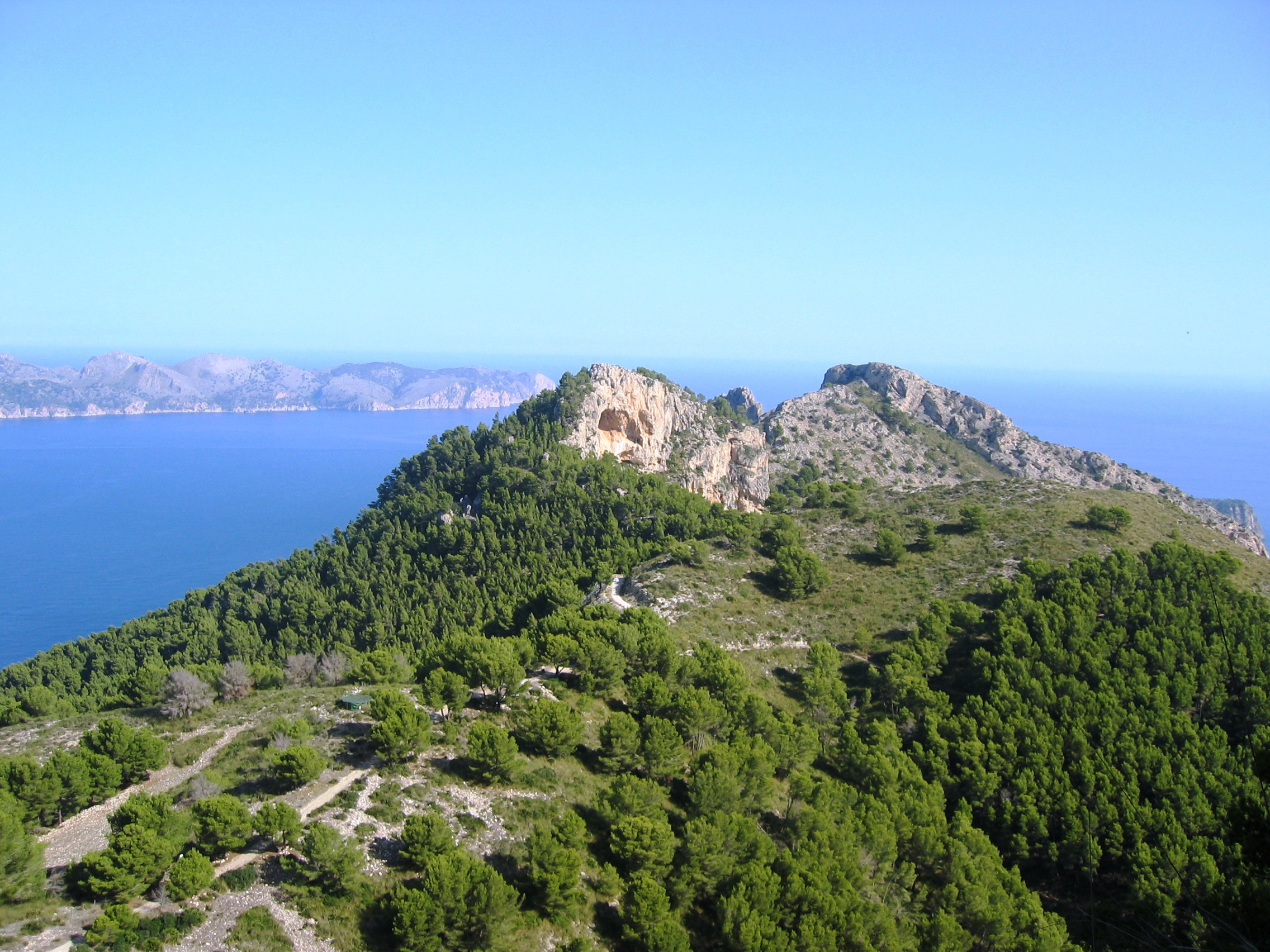 Der Aussichtsfelsen „Penya des Migdia“ im Nordosten Mallorcas.
