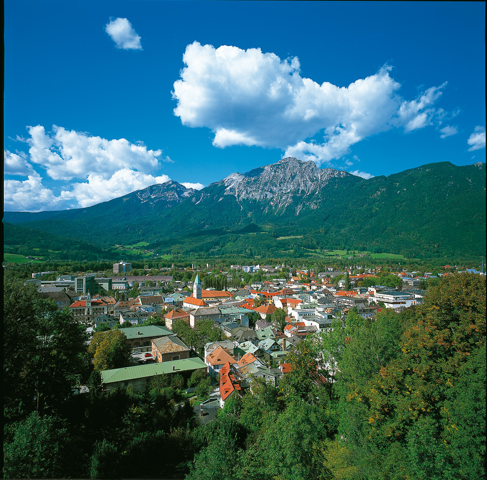 Die Stadt Bad Reichenhall mit Alpenpanorama.
